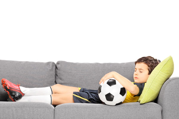 Ребенок спит с футбольным мячом